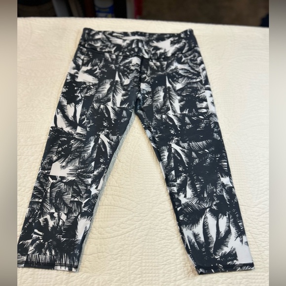 Fabletics Black and White Palm Tree Leggings. Size Large - Picture 1 of 7